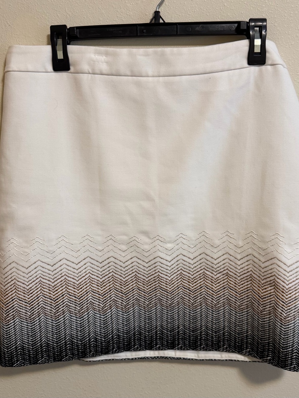 White House Black Market White Embroidered Chevron Pencil Skirt Size 10
